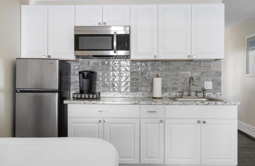 Traverse City Condo | Oceanfront Retreat with Pool and Family-Friendly Amenities