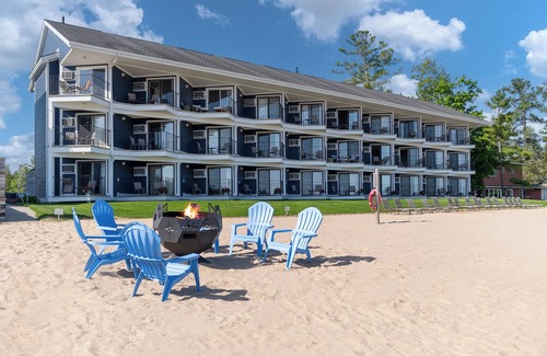 Traverse City Condo | Oceanfront Retreat with Pool and Family-Friendly Amenities