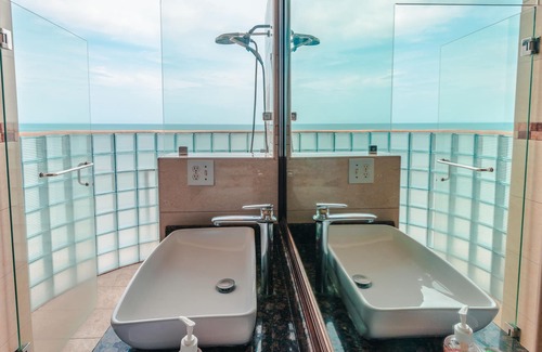 Boca Corona Apartment | Beachfront Suite with Magnificent Views - Golden Cowry