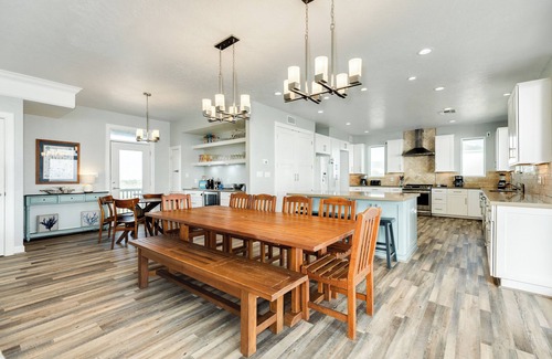 Sands Of Kahala Beach House | Oceanfront Retreat with Deck Access - Steps from the Beach!