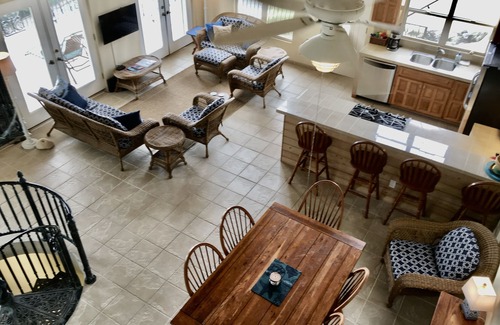 Rendezvous & Ditleff Villa | Unforgettable Ocean Views & Hot Tub Jacuzzi Awaits You!