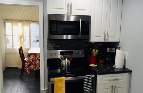 Lakeside House | Inviting Cottage at Bantam Lake with Spa & Breakfast