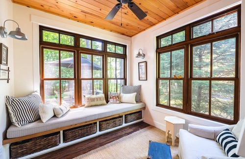 Williamsburg Cottage | Idyllic Cottage Retreat on Antrim's Chain of Lakes