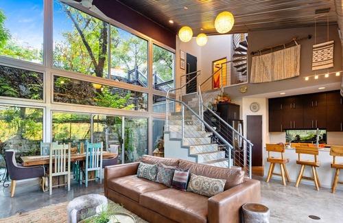 Apache Shores House | Spectacular Glass-Walled Home in the Heart of Hill Country! Close to Lake Travis