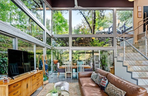Apache Shores House | Spectacular Glass-Walled Home in the Heart of Hill Country! Close to Lake Travis