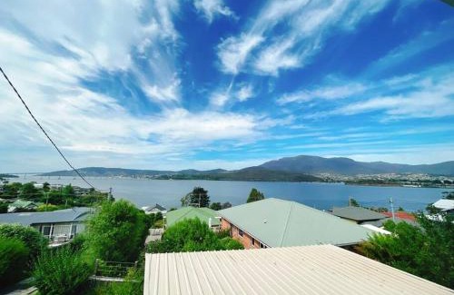 Lindisfarne House | Elegant Hobart River View Retreat - Family-Friendly Stay
