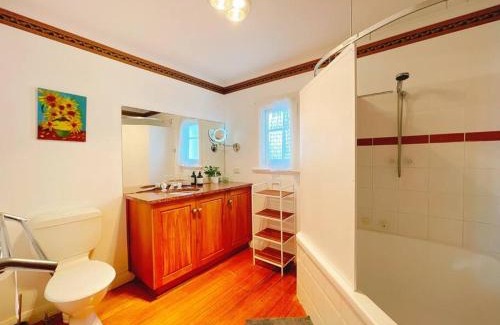 Lindisfarne House | Elegant Hobart River View Retreat - Family-Friendly Stay