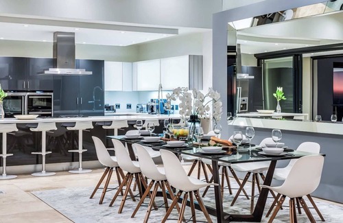 Camps Bay Villa | Inviting Holiday Villa with Private Pool and Gym Prima Views