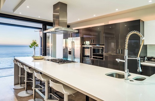 Camps Bay Villa | Inviting Holiday Villa with Private Pool and Gym Prima Views