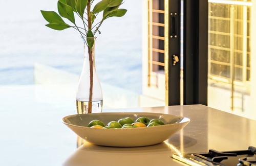 Camps Bay Villa | Inviting Holiday Villa with Private Pool and Gym Prima Views
