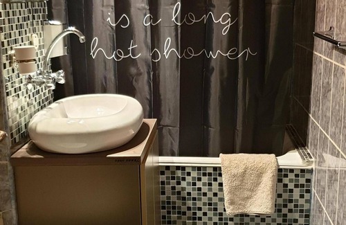 Ploiesti Apartment | Exceptional Home in Ploiesti with Spa and Hot Tub