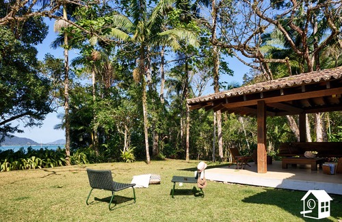 Praia Vermelha House | Oceanfront Retreat: Pet-Friendly with Spa & Hot Tub