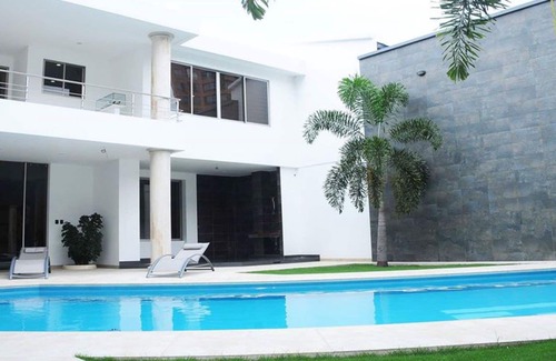 Cali House | Relaxing Retreat with Private Pool & Spa Amenities