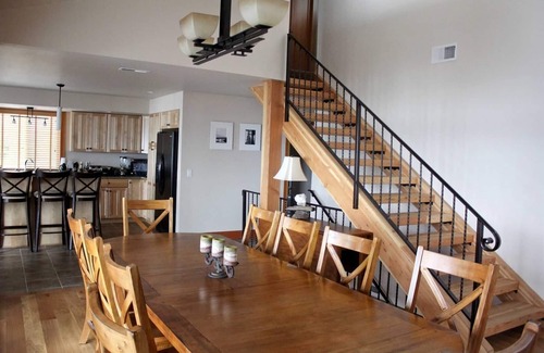 Hope House | Beautiful Lake Views with Spa and Hot Tub Retreat