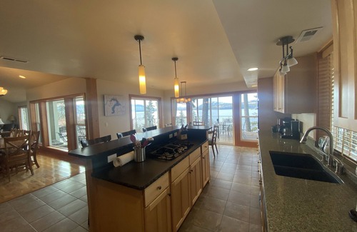 Hope House | Beautiful Lake Views with Spa and Hot Tub Retreat