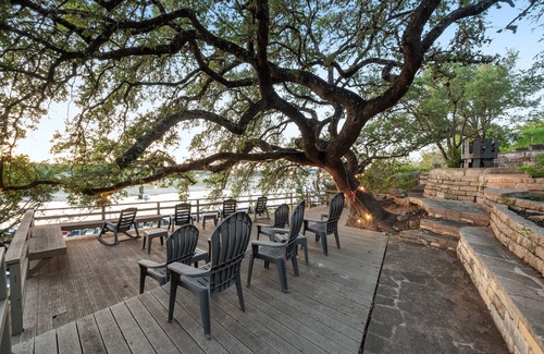 Buffalo Gap House | Lakefront Oasis: Pristine Retreat with Ocean & Lake Views