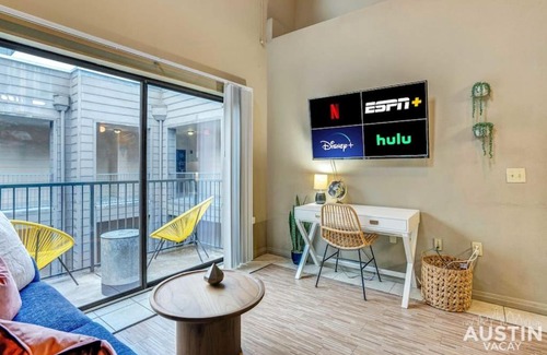 West Campus Apartment | Ideal West Campus Apartment for 8 with Loft Access