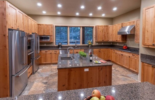 Bend Cabin | Ultimate Lodge Retreat with Hot Tub & Lake Views in Bend