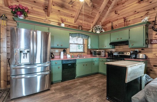 Pine Mountain Cabin | Inviting Mountain Retreat with Hot Tub & Guest Rated 9.4