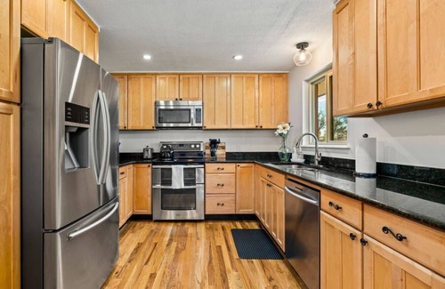 Littleton House | Incredible Mountain View Hotel with Breakfast in South Denver