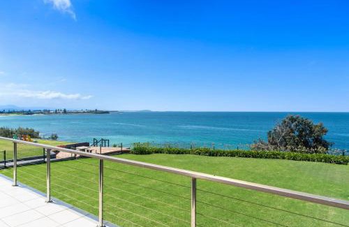 Shellharbour House | Beautiful Waterfront Home with Pool in Shellharbour