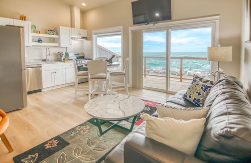 Depoe Bay Condo | Majestic Oceanfront Retreat with Whale Watching & Pet-Friendly