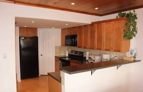 Central Okanagan House | Unforgettable Panoramic Lake View & Family-Friendly Amenities