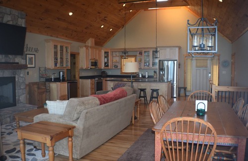 Vein Mountain House | Unforgettable Mountain Views with Pool and Ocean Access