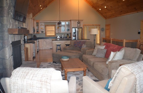 Vein Mountain House | Unforgettable Mountain Views with Pool and Ocean Access