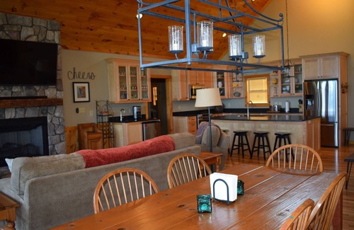 Vein Mountain House | Unforgettable Mountain Views with Pool and Ocean Access