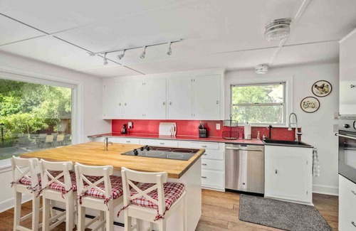 Stafford - Tualatin Valley House | Idyllic Riverfront Retreat with Fire-Table & Pet Welcome