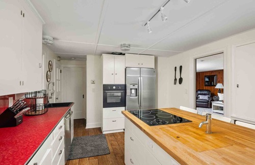 Stafford - Tualatin Valley House | Idyllic Riverfront Retreat with Fire-Table & Pet Welcome