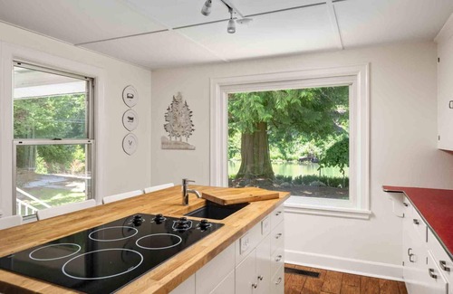 Stafford - Tualatin Valley House | Idyllic Riverfront Retreat with Fire-Table & Pet Welcome