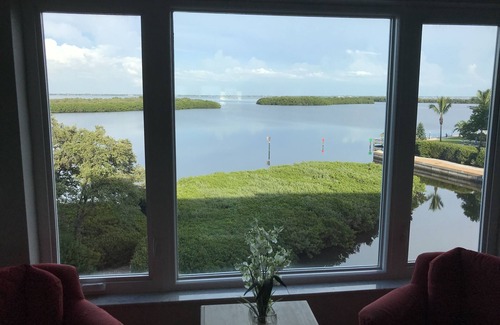 Longboat Key Condo | Captivating Sarasota Bay Views with Pool and Spa Access