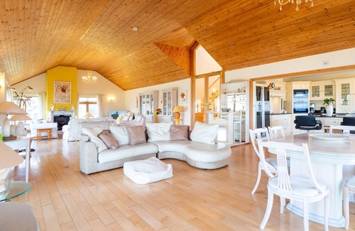 Cleggan House | Beachfront Oasis with Pool and 9.8/10 Guest Rating