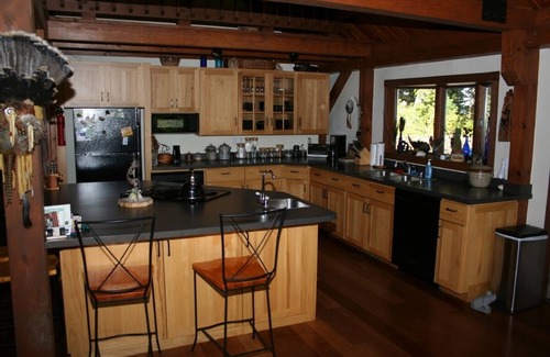 Etlan House | Inviting Spirit Dancer: 4 Bedrooms, Pool & Spa Retreat