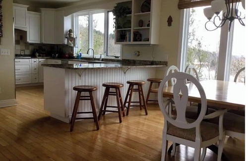 Suttons Bay House | Idyllic Up-North Retreat: 10/10 Guest Rated & Pet Friendly!