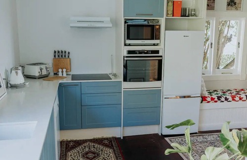 Mount Clarence House | Scenic Cottage Retreat with Spa & Hot Tub at Pinnaroo