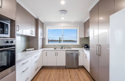Sandy Bay House | Spectacular View Modern Comfort