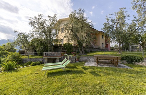 Campagnola Apartment | Breathtaking Lake Views with Amazing Guest Rating of 10/10