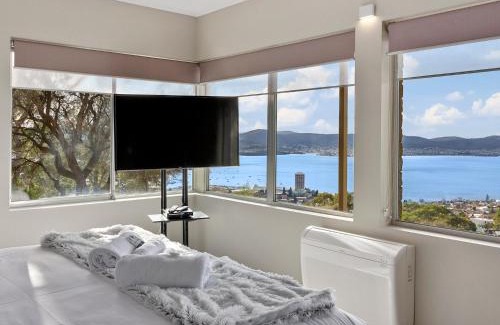 Mount Nelson House | Beautiful 5 Bedroom House with Spectacular Views & Hot Tub