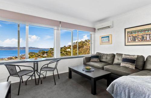 Mount Nelson House | Beautiful 5 Bedroom House with Spectacular Views & Hot Tub