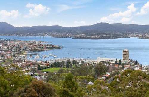 Mount Nelson House | Beautiful 5 Bedroom House with Spectacular Views & Hot Tub