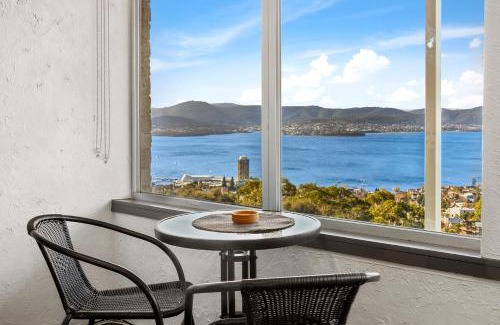 Mount Nelson House | Beautiful 5 Bedroom House with Spectacular Views & Hot Tub