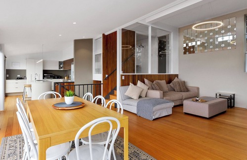 Mount Nelson House | Breathtaking Ocean View 2-Bedroom Stay at Mount Nelson