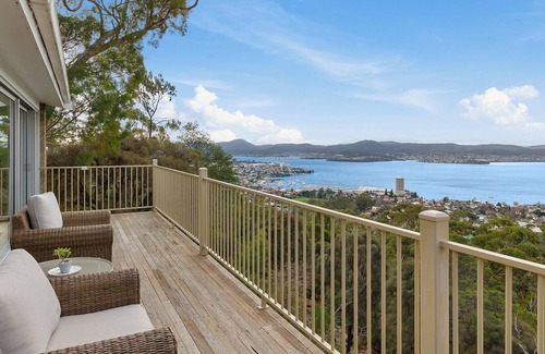 Mount Nelson House | Breathtaking Ocean View 2-Bedroom Stay at Mount Nelson