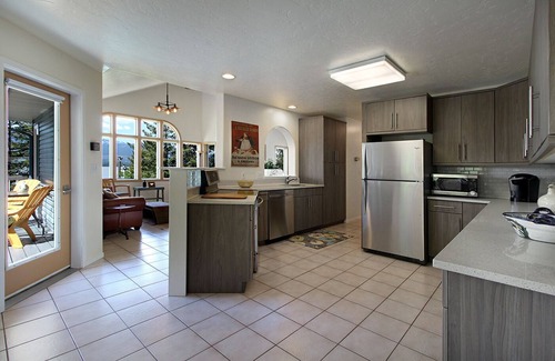Sandpoint House | Experience Breathtaking Views & Pet-Friendly Amenities!
