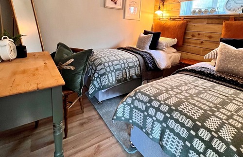 Pontsticill Cottage | Scenic Retreat with Pizza Oven, BBQ & Spa Amenities