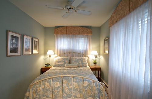Olcott Cottage | Stunning Hotel with Lake Views Near Niagara Falls