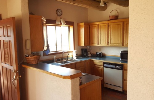 El Prado House | Scenic Hotel with Taos Mountain Views & Family Amenities